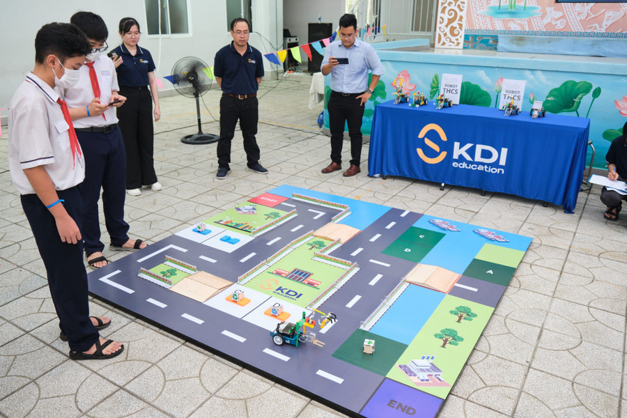 Học sinh tranh tài tại bảng THCS.