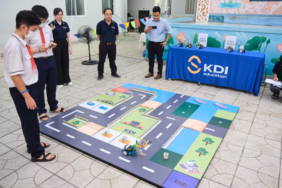 Học sinh tranh tài tại bảng THCS.