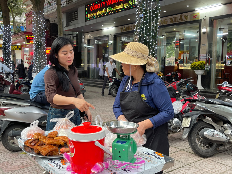 Trước các tiệm vàng, nhiều quầy bán các đồ cúng Ngày vía Thần Tài cũng được bày bán từ sáng sớm. Trước các tiệm vàng, nhiều quầy bán các đồ cúng Ngày vía Thần Tài cũng được bày bán từ sáng sớm.