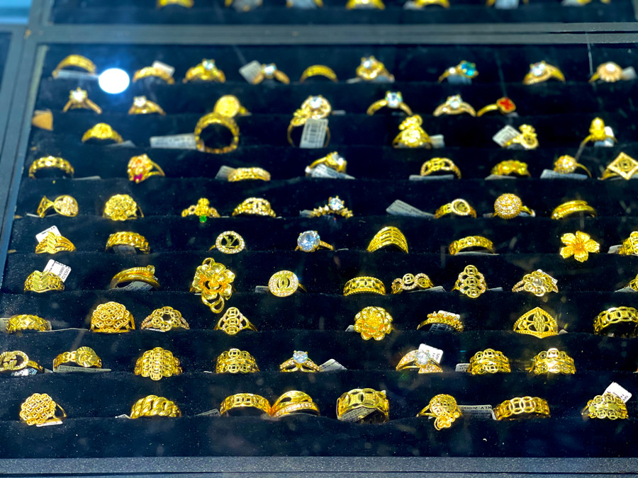 Để đáp ứng nhu cầu và thị hiếu khách hàng, các tiệm vàng còn nhập thêm nhiều mặt hàng với mẫu mã đa dạng như nhẫn kim tiền, thần tài, nhẫn hồ ly... Để đáp ứng nhu cầu và thị hiếu khách hàng, các tiệm vàng còn nhập thêm nhiều mặt hàng với mẫu mã đa dạng như nhẫn kim tiền, thần tài, nhẫn hồ ly...