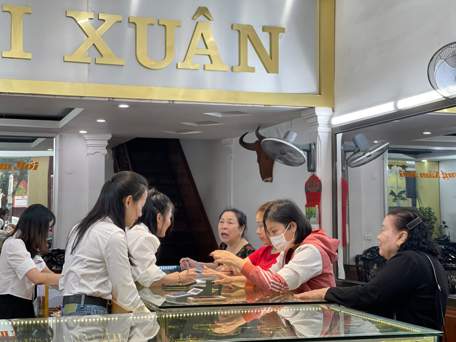 Theo chị Huyền Diệu (chủ tiệm vàng Mai Xuân), ngày Thần Tài năm nay đúng vào ngày đầu tuần nên nhiều khách hàng đã đặt mẫu và cọc tiền trực tuyến, tranh thủ giờ nghỉ để qua mua. Theo chị Huyền Diệu (chủ tiệm vàng Mai Xuân), ngày Thần Tài năm nay đúng vào ngày đầu tuần nên nhiều khách hàng đã đặt mẫu và cọc tiền trực tuyến, tranh thủ giờ nghỉ để qua mua.