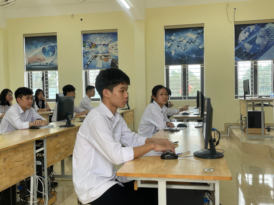 221 học sinh lớp 12 tham gia thi online qua nền tảng xác thực thẻ CCCD gắn chip điện tử.