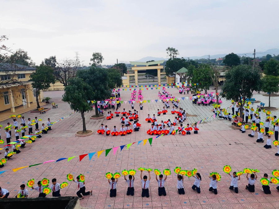 Học sinh Trường Tiểu học 2 Thị trấn Thạch Hà đồng diễn Kỷ niệm 94 năm Ngày thành lập Đảng. Học sinh Trường Tiểu học 2 Thị trấn Thạch Hà đồng diễn Kỷ niệm 94 năm Ngày thành lập Đảng.