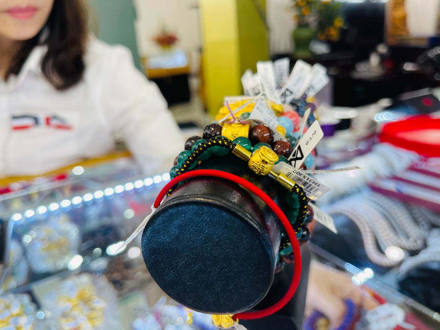 Ngoài nhẫn, các mẫu lắc tay phong thủy được charm vàng túi tiền, Thần Tài có giá giao động từ 2,5 triệu đồng - 4,5 triệu đồng/lắc. Ngoài nhẫn, các mẫu lắc tay phong thủy được charm vàng túi tiền, Thần Tài có giá giao động từ 2,5 triệu đồng - 4,5 triệu đồng/lắc.