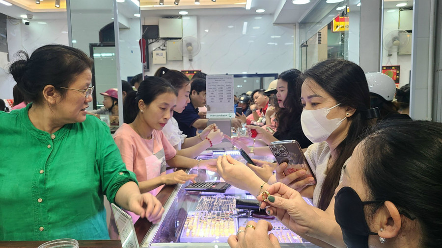 Chị Nguyễn Thị Mai (TP Hà Tĩnh) chia sẻ: "Gần 10 năm nay, cứ đến ngày Thần Tài tôi thường có thói quen mua vàng để cầu mong may mắn. Với tâm lý mua vàng cầu may nên tôi ưu tiên chọn các mẫu mã vàng đẹp. Tôi vừa chọn mua 1 chỉ vàng mẫu vàng túi tiền vì khá lạ mắt dù giá thành cao hơn 100.000 đồng - 200.000 đồng/chỉ so với nhẫn tròn”. Chị Nguyễn Thị Mai (TP Hà Tĩnh) chia sẻ: "Gần 10 năm nay, cứ đến ngày Thần Tài tôi thường có thói quen mua vàng để cầu mong may mắn. Với tâm lý mua vàng cầu may nên tôi ưu tiên chọn các mẫu mã vàng đẹp. Tôi vừa chọn mua 1 chỉ vàng mẫu vàng túi tiền vì khá lạ mắt dù giá thành cao hơn 100.000 đồng - 200.000 đồng/chỉ so với nhẫn tròn”.