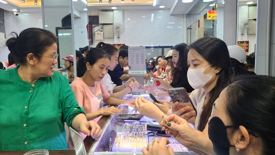 Chị Nguyễn Thị Mai (TP Hà Tĩnh) chia sẻ: "Gần 10 năm nay, cứ đến ngày Thần Tài tôi thường có thói quen mua vàng để cầu mong may mắn. Với tâm lý mua vàng cầu may nên tôi ưu tiên chọn các mẫu mã vàng đẹp. Tôi vừa chọn mua 1 chỉ vàng mẫu vàng túi tiền vì khá lạ mắt dù giá thành cao hơn 100.000 đồng - 200.000 đồng/chỉ so với nhẫn tròn”.