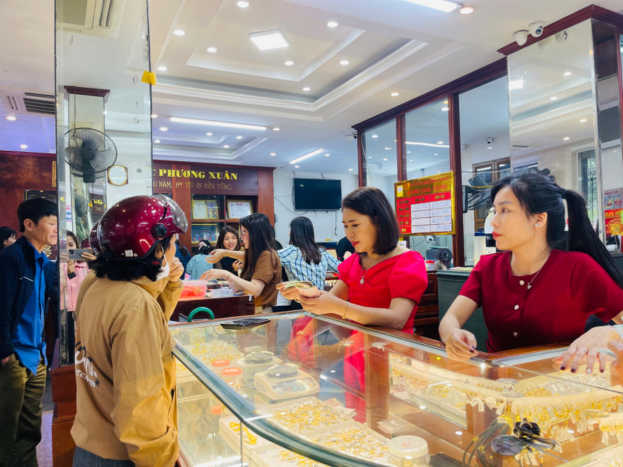 Bà Lê Thị Ánh Tuyết - Phó Giám đốc Công ty Vàng bạc Phương Xuân cho hay, trong sáng 19/2, tùy vào thời điểm nhưng nhìn chung, lượng khách tăng gấp đôi, gấp ba ngày thường. Cửa hàng đã huy động tối đa nhân viên để phục vụ tốt nhất cho khách hàng. Bà Lê Thị Ánh Tuyết - Phó Giám đốc Công ty Vàng bạc Phương Xuân cho hay, trong sáng 19/2, tùy vào thời điểm nhưng nhìn chung, lượng khách tăng gấp đôi, gấp ba ngày thường. Cửa hàng đã huy động tối đa nhân viên để phục vụ tốt nhất cho khách hàng.