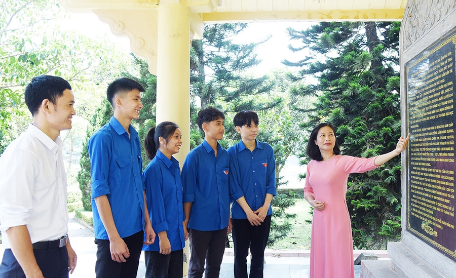 Hướng dẫn viên giới thiệu về Khu di tích Trần Phú (Đức Thọ, Hà Tĩnh) đến các bạn học sinh. Hướng dẫn viên giới thiệu về Khu di tích Trần Phú (Đức Thọ, Hà Tĩnh) đến các bạn học sinh.