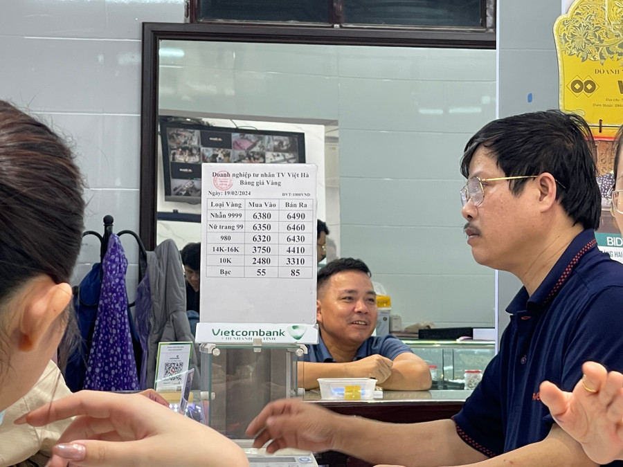 Giá vàng 9999 trong Ngày Thần Tài mua vào niêm yết tại các cửa hàng từ 6.380.000 – 6.400.000 đồng/chỉ và bán ra với giá 6.490.000 - 6.500.000 đồng/chỉ. Theo các chủ tiệm mức giá này có phần giảm nhẹ khoảng 20.000 – 40.000 đồng/chỉ so với những ngày trước đó. Giá vàng 9999 trong Ngày Thần Tài mua vào niêm yết tại các cửa hàng từ 6.380.000 – 6.400.000 đồng/chỉ và bán ra với giá 6.490.000 - 6.500.000 đồng/chỉ. Theo các chủ tiệm mức giá này có phần giảm nhẹ khoảng 20.000 – 40.000 đồng/chỉ so với những ngày trước đó.