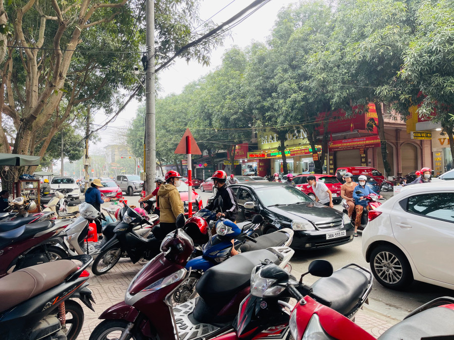 Sáng ngày 19/2 (tức ngày mùng 10/1 - Ngày vía Thần Tài), tuyến đường Nguyễn Công Trứ (TP Hà Tĩnh) đã tấp nập người đến mua vàng với hy vọng một năm mới may mắn nhiều tài lộc. Sáng ngày 19/2 (tức ngày mùng 10/1 - Ngày vía Thần Tài), tuyến đường Nguyễn Công Trứ (TP Hà Tĩnh) đã tấp nập người đến mua vàng với hy vọng một năm mới may mắn nhiều tài lộc.