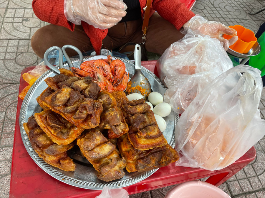 Một suất đầy đủ gồm xôi gấc, tôm và thịt quay, trứng vịt... có giá từ 150.000 đồng - 200.000 đồng. Ngoài ra người bán còn bán riêng từng món theo yêu cầu của khách. Một suất đầy đủ gồm xôi gấc, tôm và thịt quay, trứng vịt... có giá từ 150.000 đồng - 200.000 đồng. Ngoài ra người bán còn bán riêng từng món theo yêu cầu của khách.