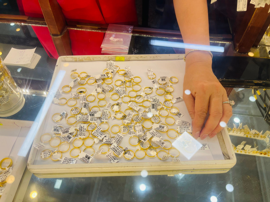 "Mặc dù giá vàng tăng cao so với mọi năm nhưng không ảnh hưởng nhiều tới sức mua vàng trong những ngày đầu năm. Không riêng ngày Thần Tài mà từ ngày mùng 1 Tết nhiều người đến mua để lấy vía làm ăn tốt đẹp", chị Huyền Diệu chia sẻ. "Mặc dù giá vàng tăng cao so với mọi năm nhưng không ảnh hưởng nhiều tới sức mua vàng trong những ngày đầu năm. Không riêng ngày Thần Tài mà từ ngày mùng 1 Tết nhiều người đến mua để lấy vía làm ăn tốt đẹp", chị Huyền Diệu chia sẻ.