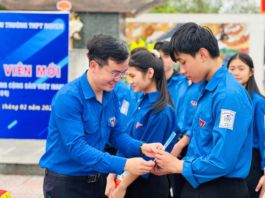 Kết nạp đoàn viên mới Trường THPT Nghèn (Can Lộc, Hà Tĩnh) tại Bến đò Thượng Trụ - nơi thành lập Đảng bộ Hà Tĩnh. Kết nạp đoàn viên mới Trường THPT Nghèn (Can Lộc, Hà Tĩnh) tại Bến đò Thượng Trụ - nơi thành lập Đảng bộ Hà Tĩnh.