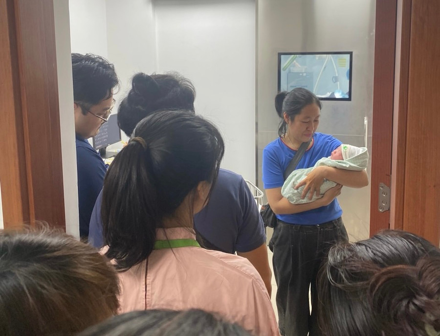 Cháu bé được mổ sinh tại Bệnh viện Phụ sản Hà Nội. Cháu bé được mổ sinh tại Bệnh viện Phụ sản Hà Nội.