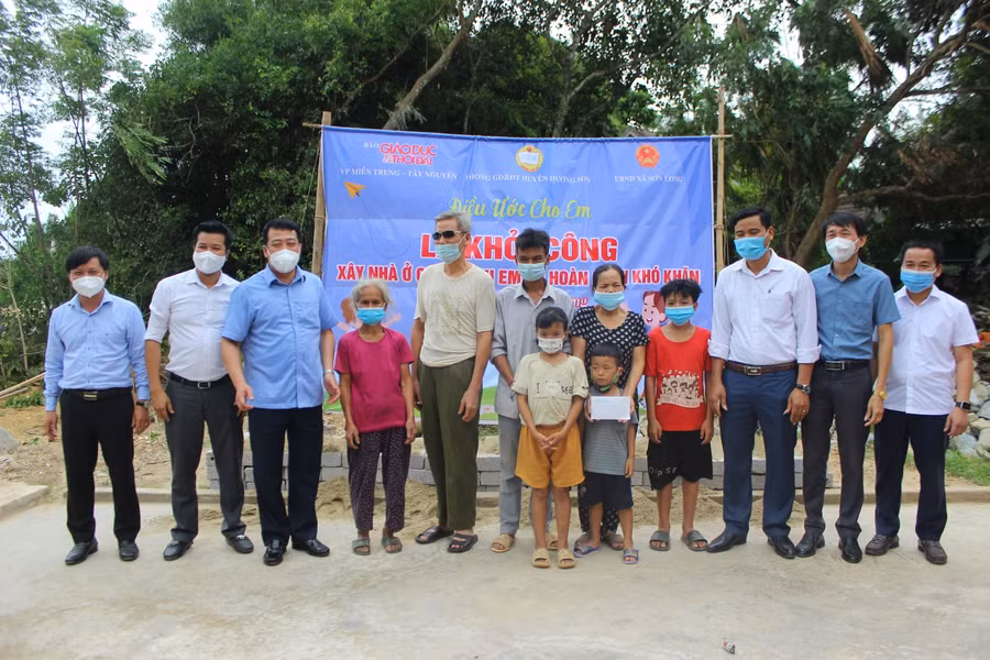 Ông Trần Tú Anh, Phó Chủ tịch thường trực HĐND tỉnh trao quà cho gia đình.