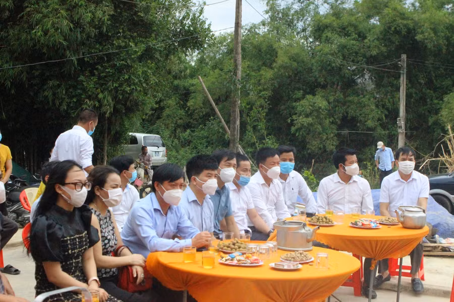 Đại diện chính quyền địa phương, các nhà hảo tâm...