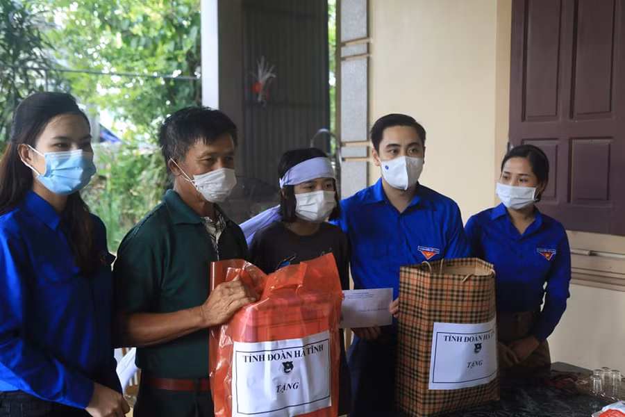 Tỉnh đoàn Hà Tĩnh tặng quà động viên Thảo trước kỳ thi