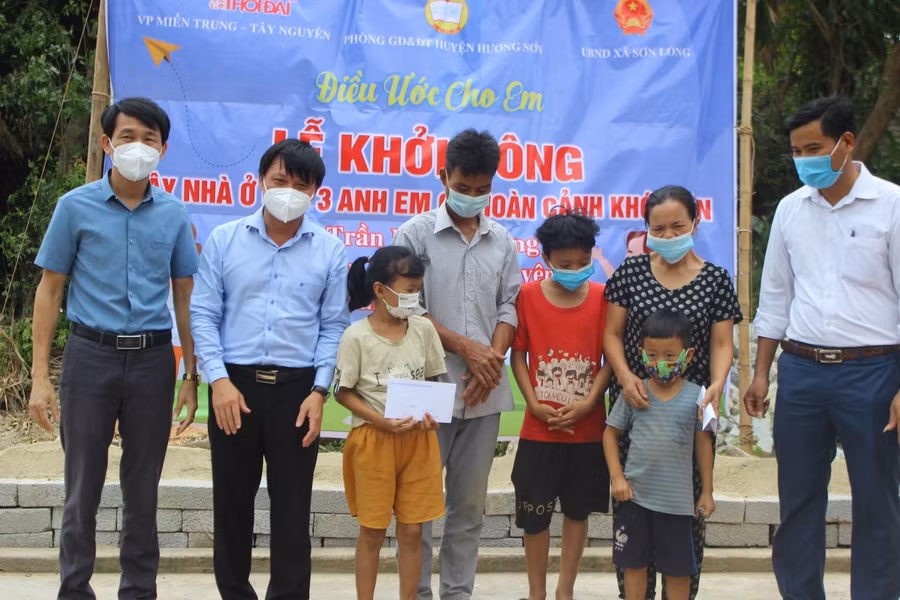 Tại lễ khởi công, Sở GD&amp;ĐT Hà Tĩnh và UBND huyện Hương Sơn đã trao quà hỗ trợ cho 3 em học sinh nghèo.