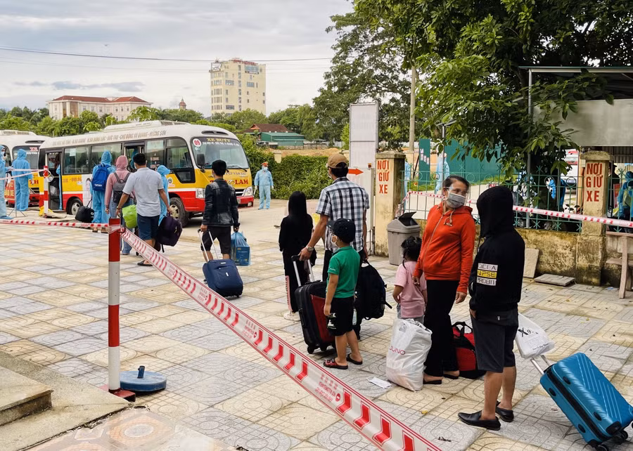 Ngay sau khi xuống tàu, các hành khách đã được đón về cách lý tập trung tại địa phương.