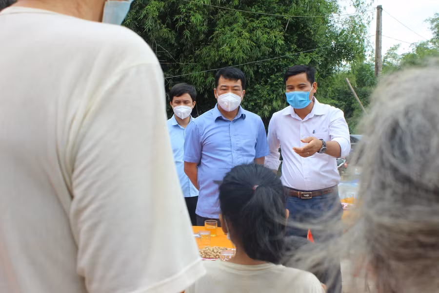 Phó Chủ tịch thường trực HĐND tỉnh đề nghị chính quyền địa phương cố gắng hoàn thiện sớm nhất ngôi nhà cho các em trước mùa mưa rét.