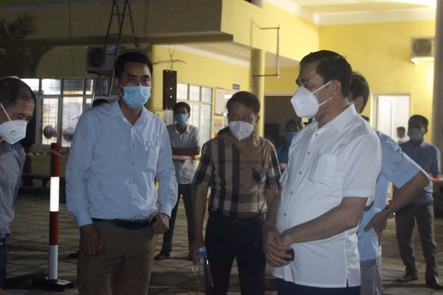 Ông Võ Trọng Hải, Chủ tịch UBND tỉnh Hà Tĩnh -Trưởng ban Chỉ đạo phòng chống dịch bệnh Covid-19 tỉnh chỉ đạo công tác đón đoàn tại Yên Trung (thị trấn Đức Thọ, huyện Đức Thọ). Chủ tịch UBND tỉnh Võ Trọng Hải đề nghị các lực lượng chức năng phối hợp không để xảy ra tình trạng lộn xộn tại khu vực ga; thực hiện nghiêm túc, chặt chẽ hướng dẫn phòng dịch của ngành y tế.