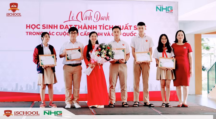 Tuyên dương và trao thưởng học sinh đạt thành tích cao tại các kỳ thi học sinh giỏi các cấp.