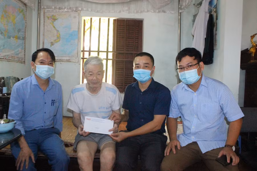 Tặng quà thương binh Phạm Công Tăng (phường Nam Hà), thương binh 4/4.