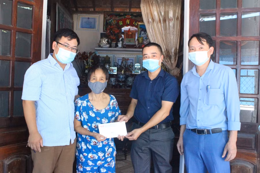 Đoàn đã thăm hỏi và động viên tình hình sức khỏe bà Phan Thị Hương (phường Nam Hà), thân nhân liệt sỹ.