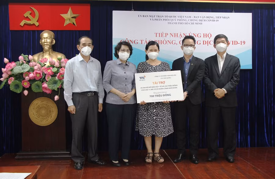  Công ty Cổ phần Toàn Hải Vân (TTC Phú Quốc) trao biển tượng trưng kinh phí và vật tư y tế cho Ủy ban MTTQ Việt Nam TPHCM. 
