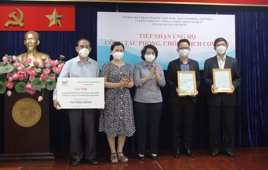 Bà Tô Thị Bích Châu trao tặng thư của Ủy ban MTTQ Việt Nam TP Hồ Chí Minh đến Công ty Cổ phần Toàn Hải Vân (TTC Phú Quốc) và Nhóm Chia sẻ Sharing.