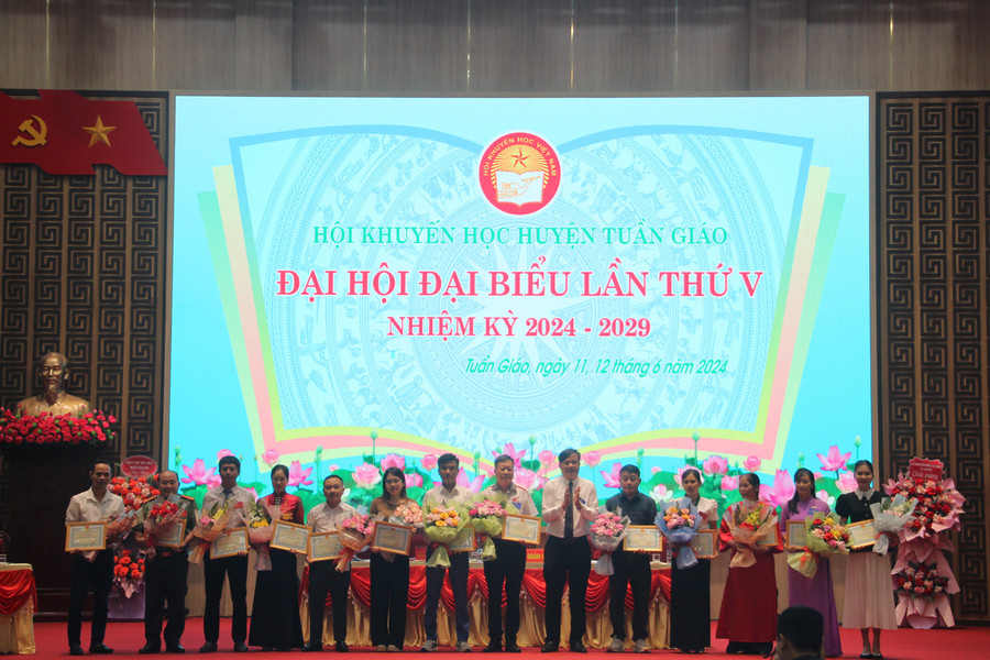 Trao tặng giấy khen cho các tập thể có thành tích xuất sắc trong phong trào khuyến học, khuyến tài, xây dựng xã hội học tập giai đoạn 2018 - 2023.