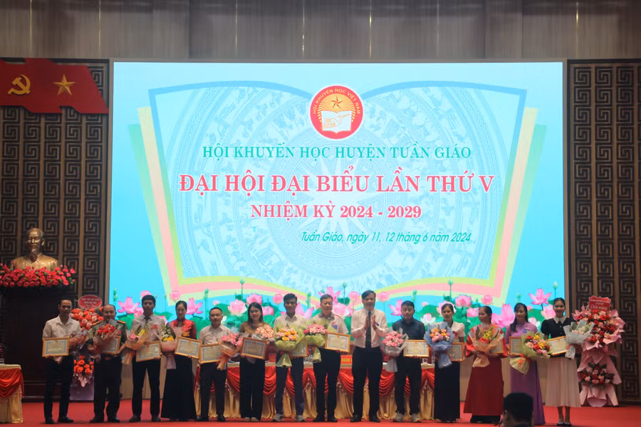 Trao tặng giấy khen cho các tập thể có thành tích xuất sắc trong phong trào khuyến học, khuyến tài, xây dựng xã hội học tập giai đoạn 2018 - 2023.