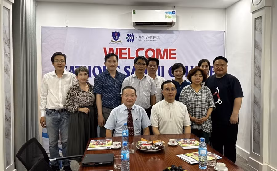 Đại diện Trường Trung cấp Nguyễn Tất Thành và Trường Cao đẳng Catholic Sangji chụp ảnh lưu niệm.