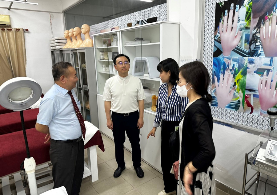Đoàn công tác Trường Cao đẳng Catholic Sangji tham quan phòng chăm sóc da và gội đầu của Trường Trung cấp Nguyễn Tất Thành.