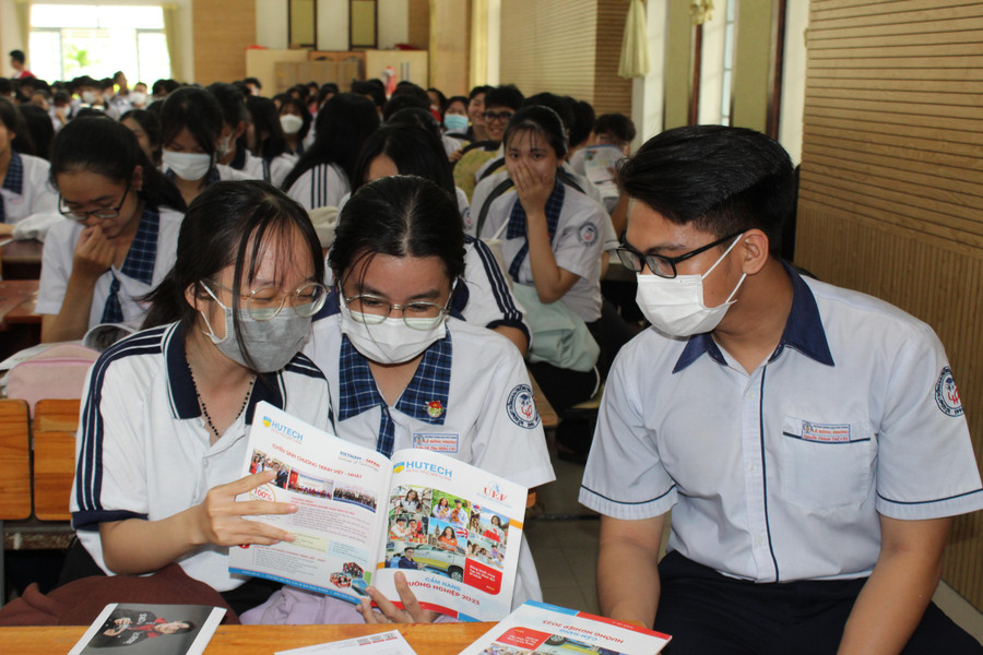 Học sinh Đồng Nai tham gia chương trình tư vấn hướng nghiệp “Cùng bạn chọn nghề cho tương lai”. Học sinh Đồng Nai tham gia chương trình tư vấn hướng nghiệp “Cùng bạn chọn nghề cho tương lai”.