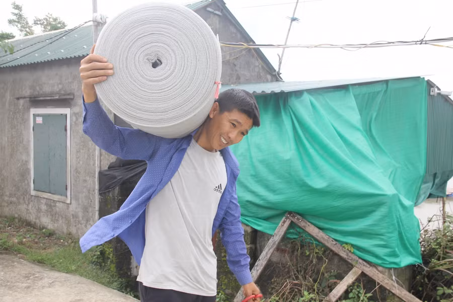 Tại khu nuôi trồng thủy sản Hà Vọoc (xã Hộ Độ, huyện Lộc Hà), người dân đã mua hàng trăm mét lưới về quây xung quanh các hồ nuôi trồng