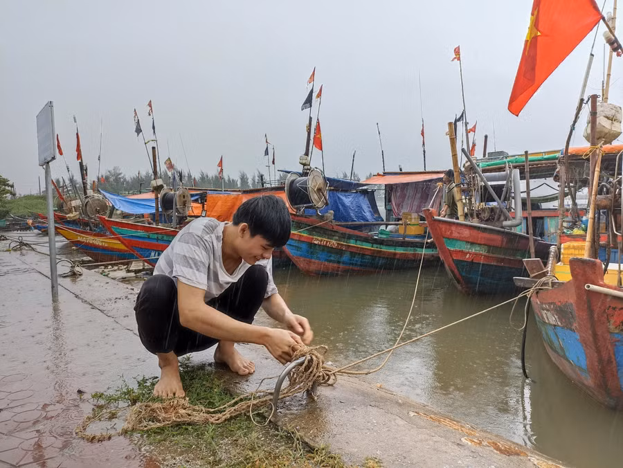 Đến thời điểm hiện tại, tại Hà Tĩnh đã có gần 4.000 phương tiện tàu thuyền và gần 15.000 ngư dân đã vào bờ, tránh trú an toàn