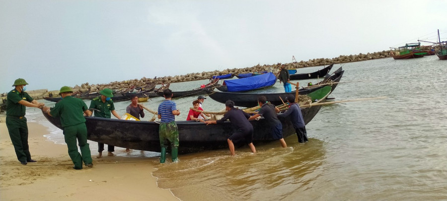 Đưa tàu thuyền vào bờ trú bão