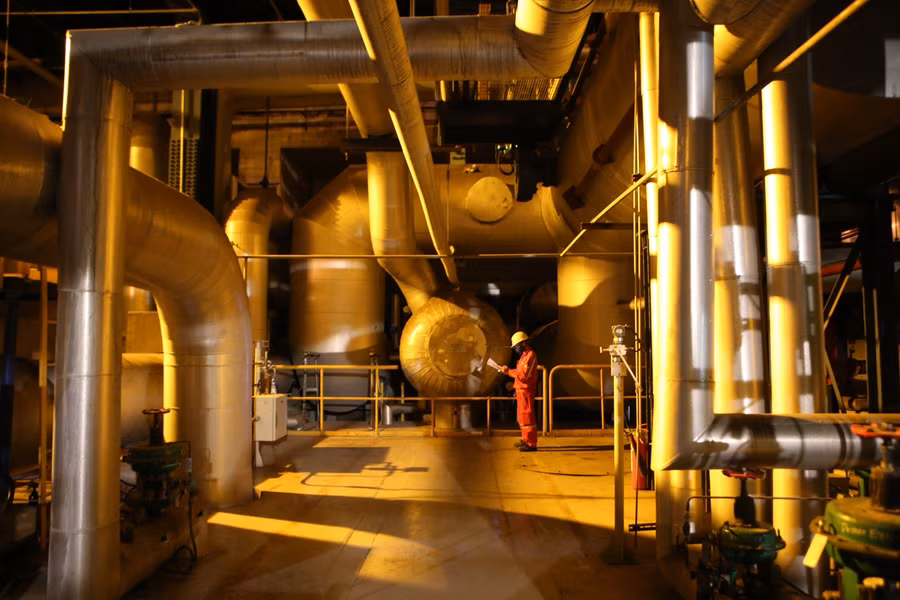 Cán bộ kỹ thuật kiểm tra lần cuối các thông số kỹ thuật tại các hạng mục đại tu