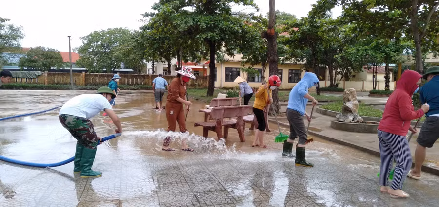 Dọn dẹp vệ sinh trường lớp sau khi nước lũ rút