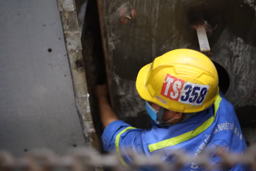 Nhân viên các nhà thầu đang hoàn thành những công đoạn cuối cùng của việc đấu nối các hạng mục để vận hành thử nghiệm trước khi đưa vào hoạt động.