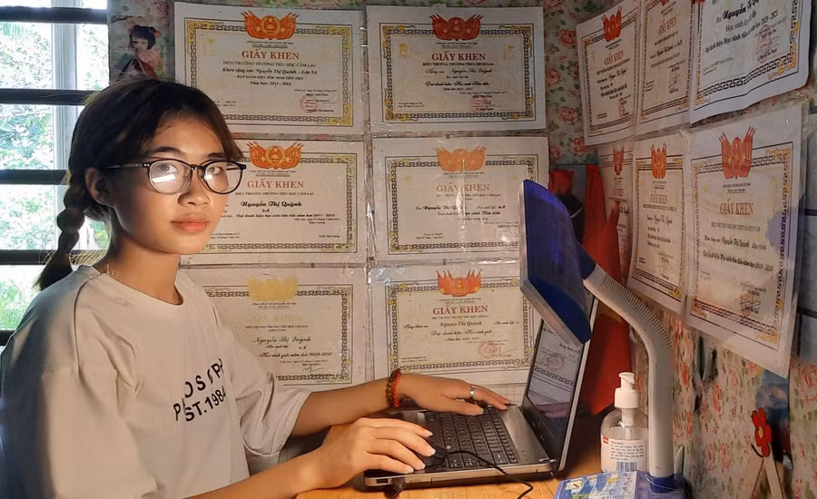 Vượt qua hoàn cảnh khó khăn, suốt 12 năm học Quỳnh đều giành được kết quả xuất sắc trong học tập.