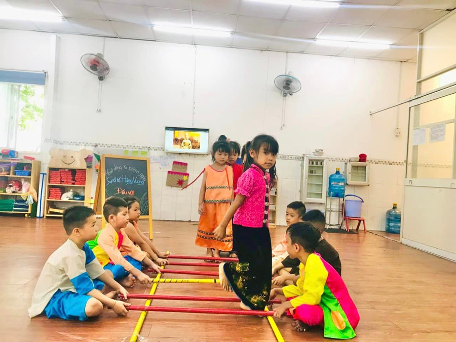 Trẻ mầm non trường Hương Nắng Hồng hào hứng với các trò chơi dân gian dịp lễ Giỗ tổ Hùng Vương. Trẻ mầm non trường Hương Nắng Hồng hào hứng với các trò chơi dân gian dịp lễ Giỗ tổ Hùng Vương.