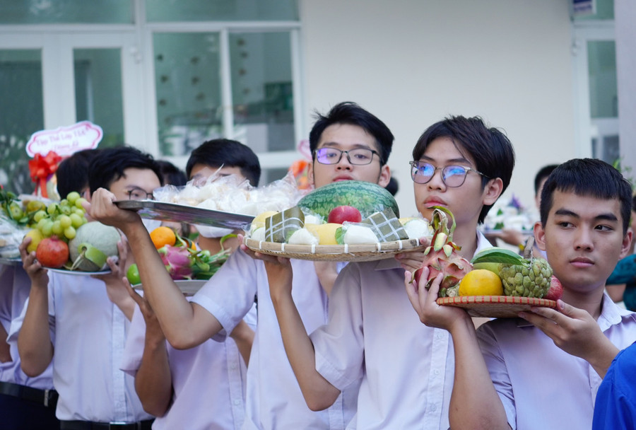 Học sinh trường THPT Phước Long (TP Thủ Đức) tự tay sắm lễ vật dâng lên các vua Hùng. Học sinh trường THPT Phước Long (TP Thủ Đức) tự tay sắm lễ vật dâng lên các vua Hùng.