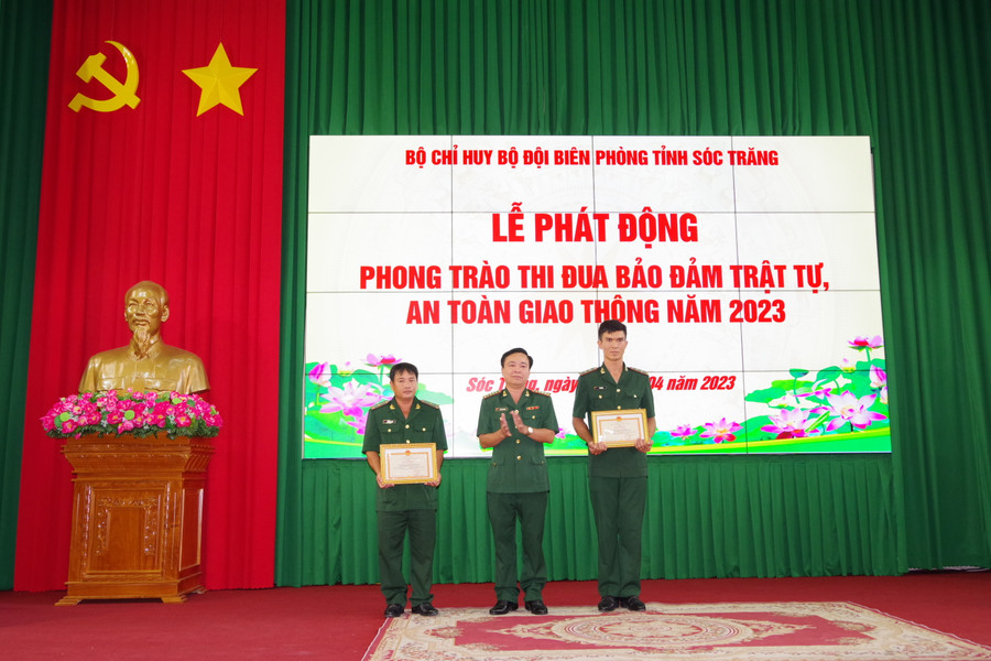 Đại tá Nguyễn Trìu Mến, Chính ủy bộ đội biên phòng tỉnh Sóc Trăng tặng giấy khen cho 2 cá nhân. Đại tá Nguyễn Trìu Mến, Chính ủy bộ đội biên phòng tỉnh Sóc Trăng tặng giấy khen cho 2 cá nhân.