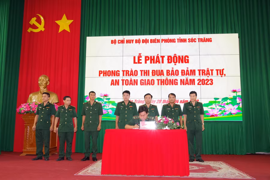 Đại diện các cơ quan đơn vị của bộ đội biên phòng tỉnh Sóc Trăng ký kết giao ước thi đua. 