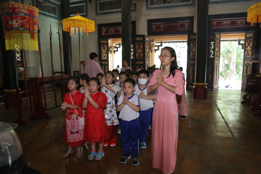 Giáo viên và học sinh Trường tiểu học Nguyễn Bỉnh Khiêm (quận 1) dâng hương tại đền Hùng (Thảo Cầm Viên, quận 1). Giáo viên và học sinh Trường tiểu học Nguyễn Bỉnh Khiêm (quận 1) dâng hương tại đền Hùng (Thảo Cầm Viên, quận 1).