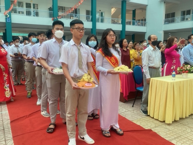 Học sinh Trường THPT Tân Phong dâng lễ vật lên bàn thờ Vua Hùng. Học sinh Trường THPT Tân Phong dâng lễ vật lên bàn thờ Vua Hùng.