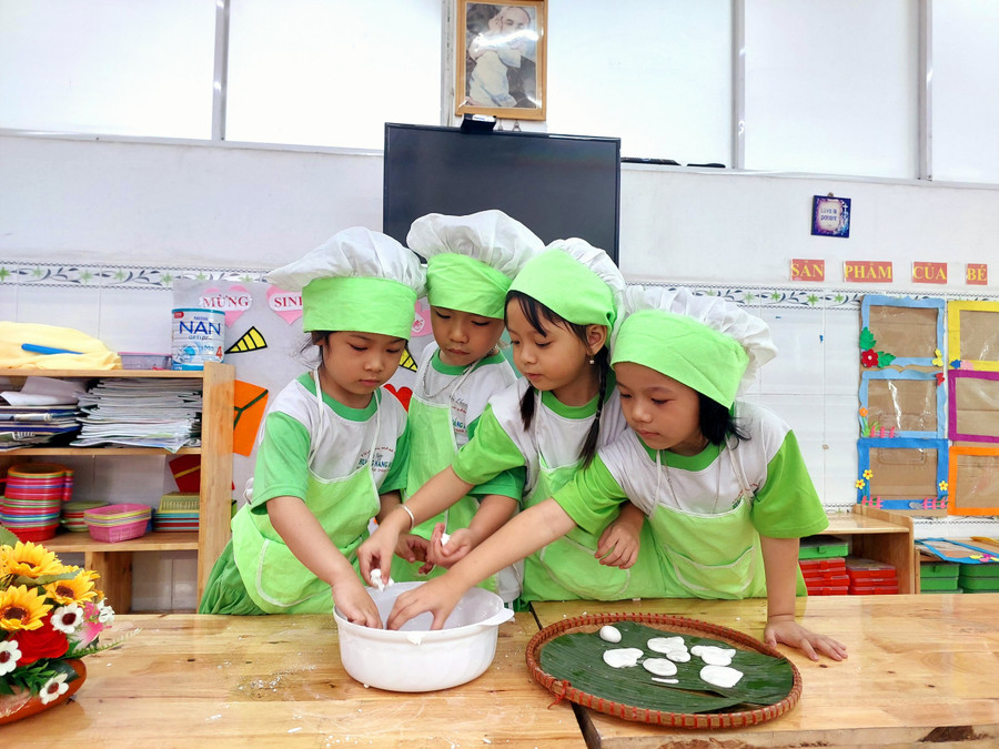 Trẻ mầm non Trường Hương Nắng Hồng (TP Thủ Đức) làm bánh trôi dịp Giỗ tổ Hùng Vương. Trẻ mầm non Trường Hương Nắng Hồng (TP Thủ Đức) làm bánh trôi dịp Giỗ tổ Hùng Vương.