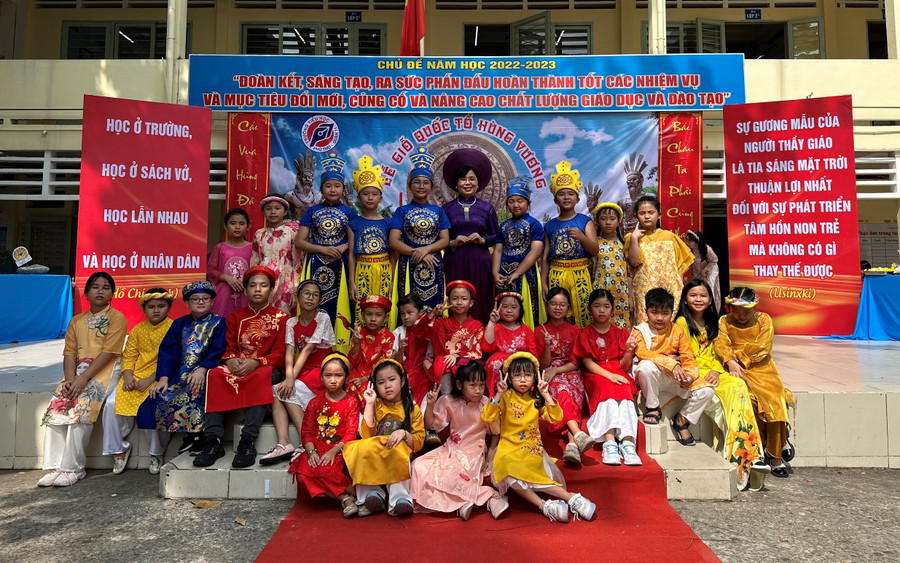 Học sinh Trường tiểu học Phú Thọ (quận 11) hào hứng trong dịp nhà trường tổ chức lễ Giỗ tổ Hùng Vương. Học sinh Trường tiểu học Phú Thọ (quận 11) hào hứng trong dịp nhà trường tổ chức lễ Giỗ tổ Hùng Vương.